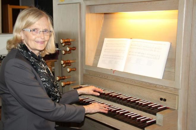 Elke Matschke an der Orgel der Kirche Mariae Namen in Gensungen